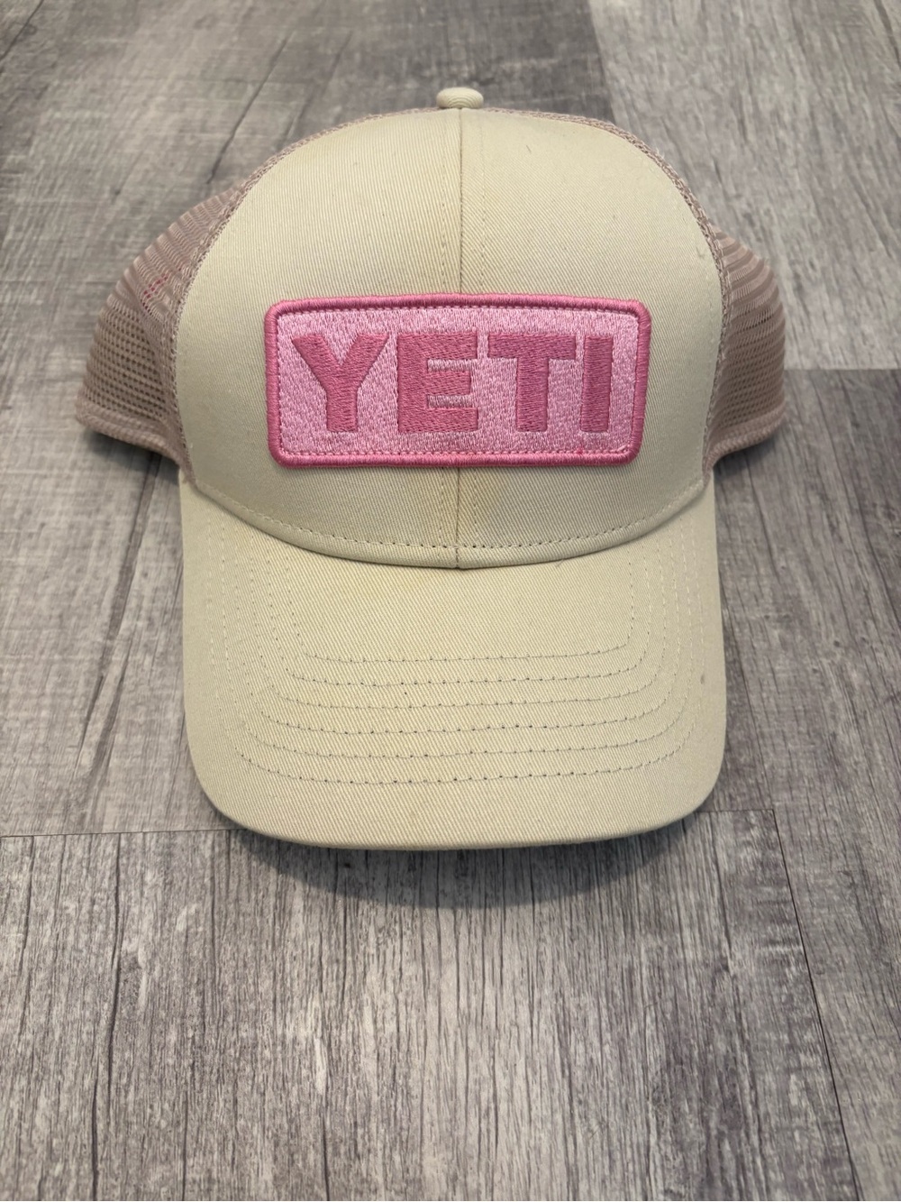 YETI Logo Patch Low Pro Trucker Hat – Beige/Cream with Pink Embroidered Patch